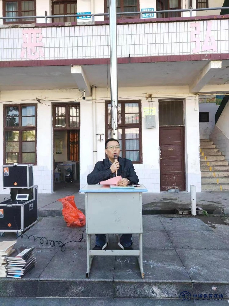 牛马司镇三尚学校举行期中表彰会