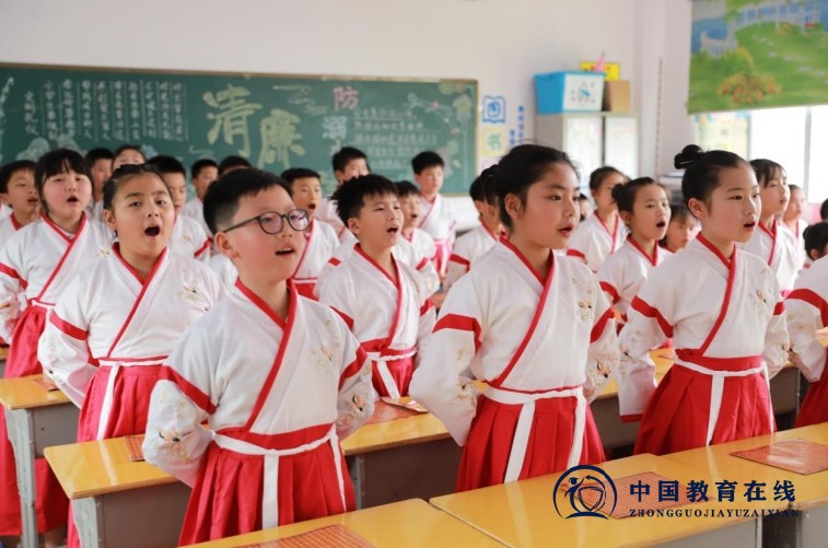 城区二小国学经典诵读活动圆满落幕