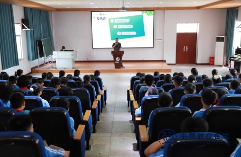 城区二小开展“未成年人保护法”法治讲座