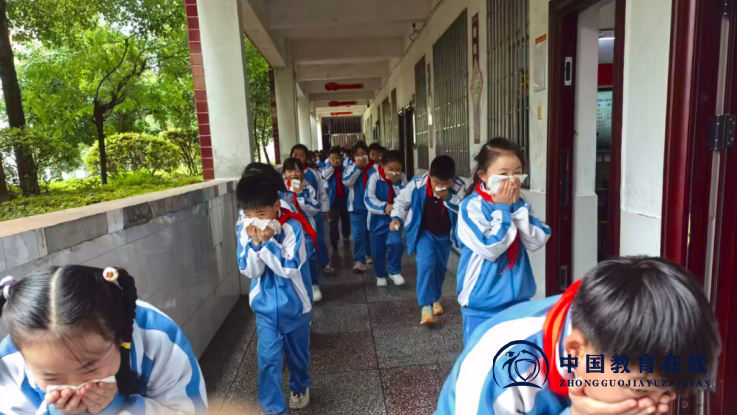 以练筑防 护航平安——城区二小成功开展防震消防综合应急演练