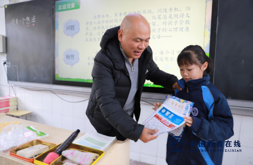 城区二小校报颁奖活动温情开启：《繁星》缀童心，墨香传佳音